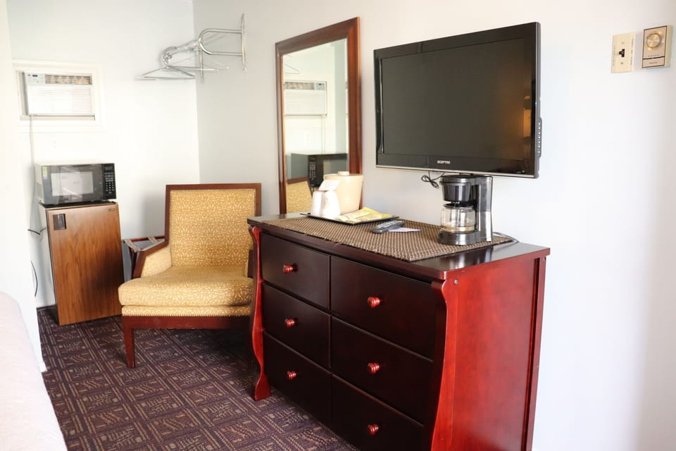 Room, 1 King Bed | Room amenity