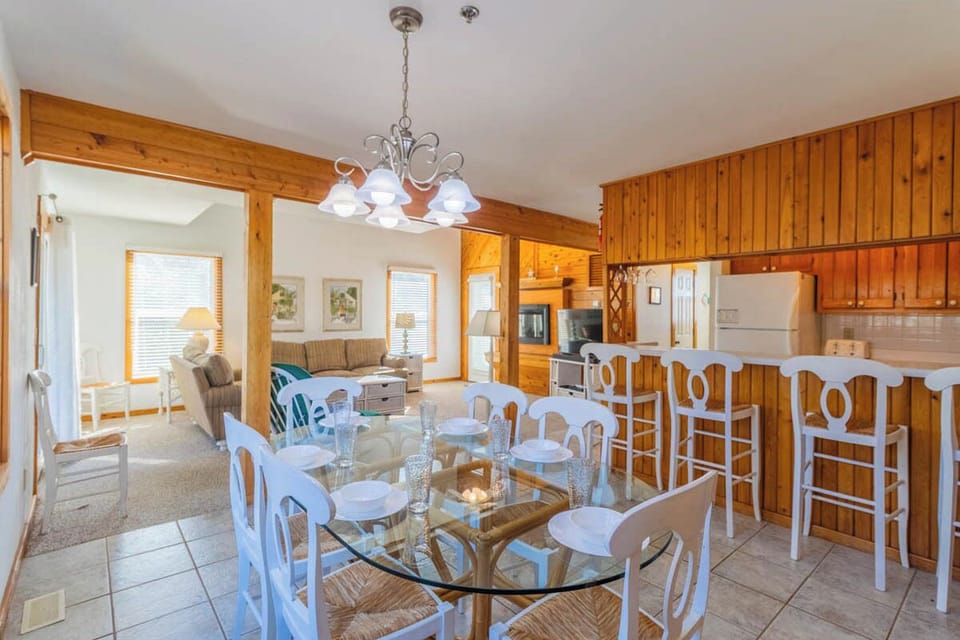 Mid Level Dining Area