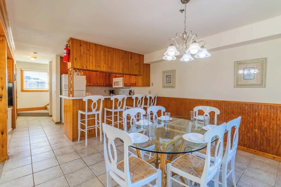 Mid Level Dining Area