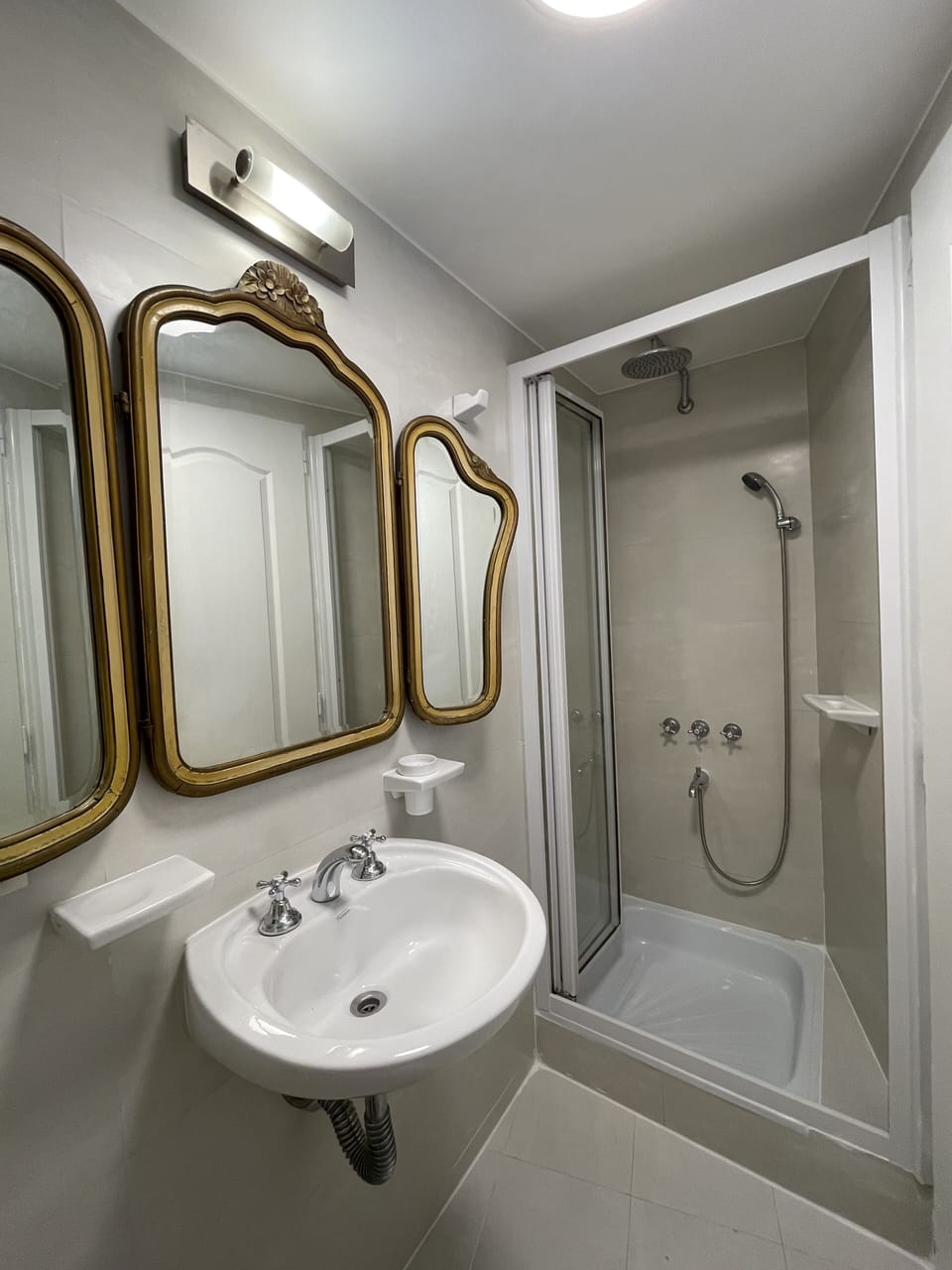 Classic Room | Bathroom | Hair dryer, towels, soap, toilet paper