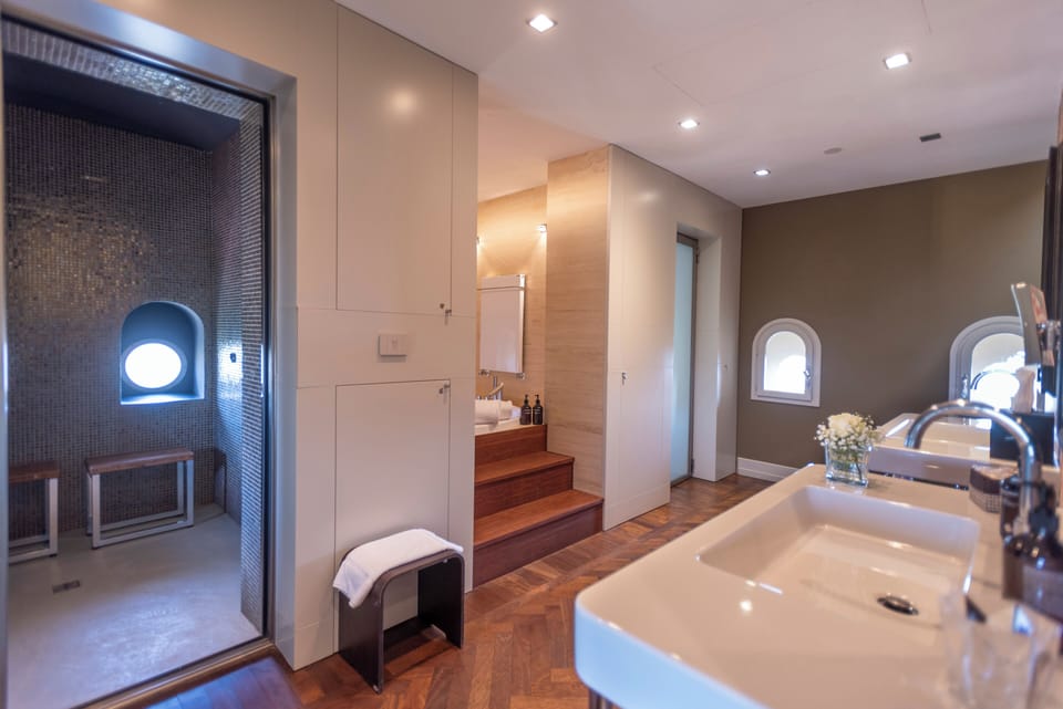 Panoramic Suite | Bathroom | Slippers, towels