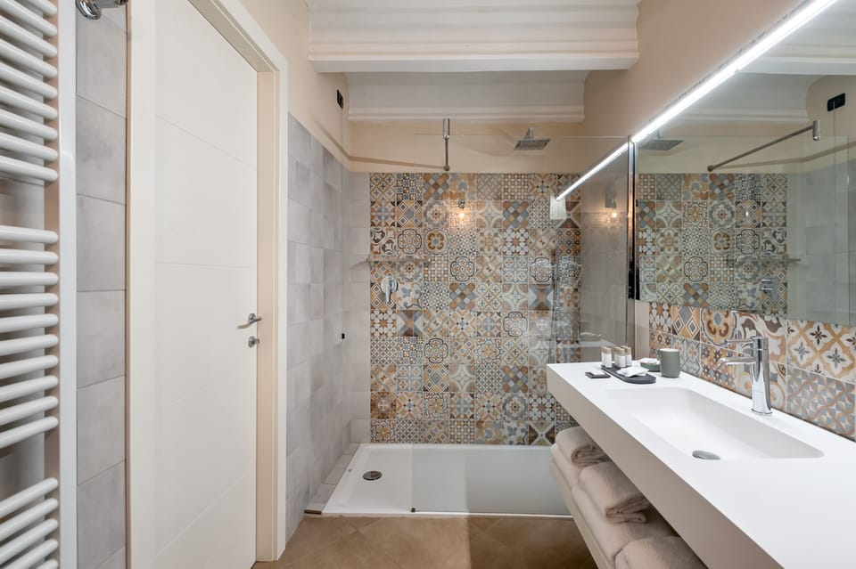 Family Room (Superior) | Bathroom | Shower, free toiletries, hair dryer, bidet