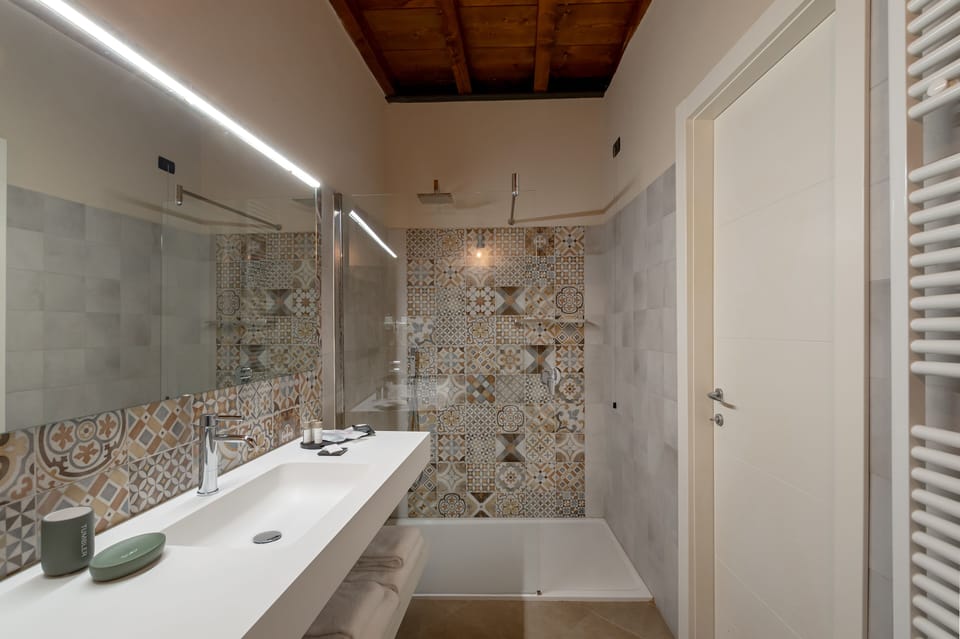 Shower, free toiletries, hair dryer, bidet