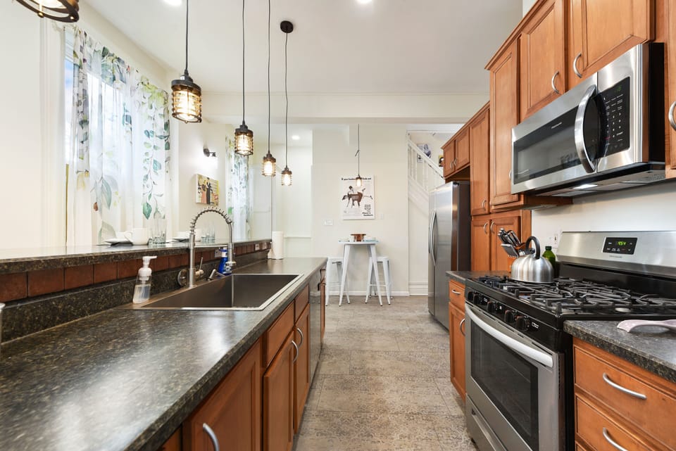 Fully equipped kitchen w/ modern appliances, Keurig, spices & cookware.