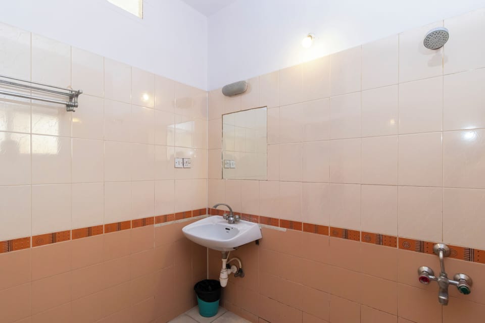 Deluxe Room | Bathroom | Shower, rainfall showerhead, towels, soap