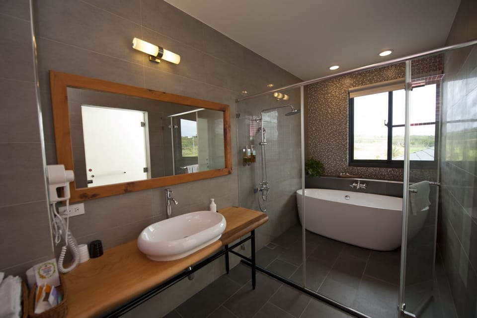 Double Room, 1 King Bed, Balcony | Bathroom | Shower, rainfall showerhead, free toiletries, hair dryer