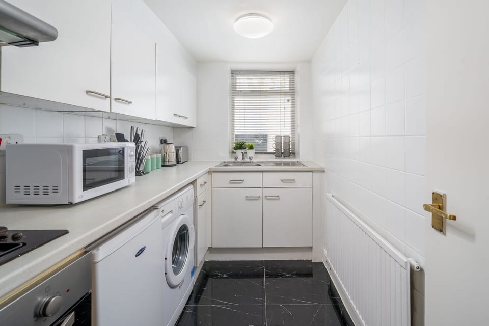 Standard Apartment | Private kitchen | Mini-fridge, microwave, oven, stovetop
