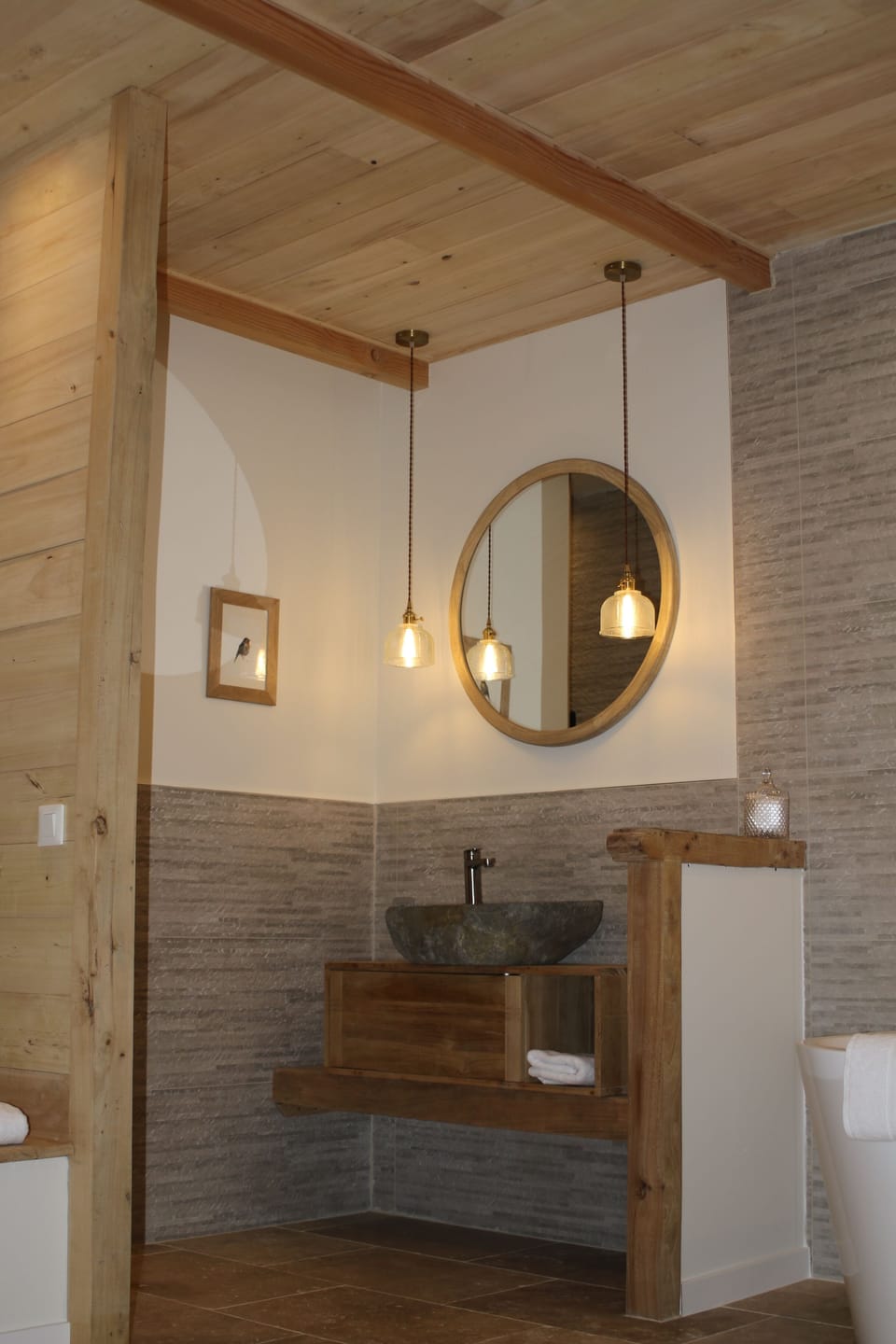 Suite Dordogne 2 Deluxe | Bathroom | Hair dryer, soap, shampoo, toilet paper