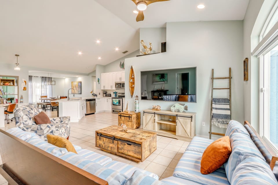 Living Room | Smart TV | Board Games