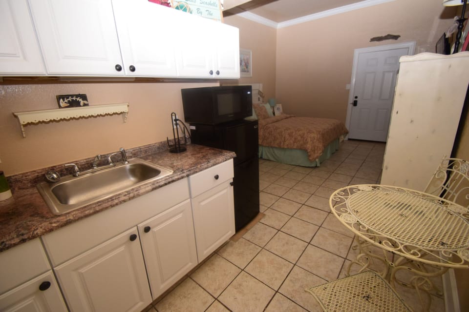 Condo, 1 Queen Bed, Kitchen, Ocean View (Beachview 309) | Private kitchen | Coffee/tea maker