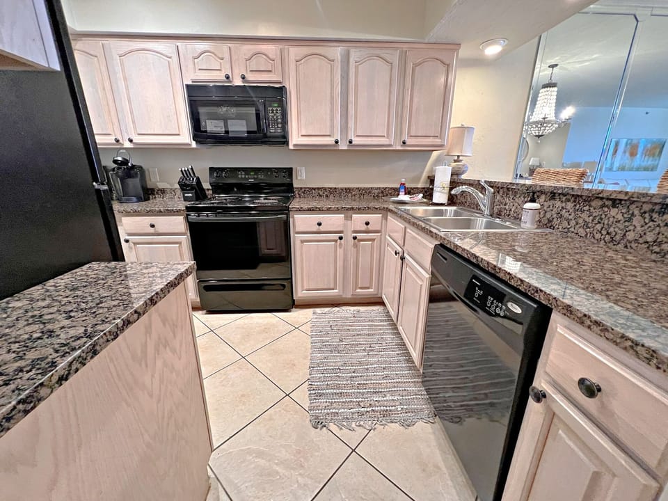 Condo, Multiple Beds, Pool Access (Broadmoor 1002) | Private kitchen | Coffee/tea maker