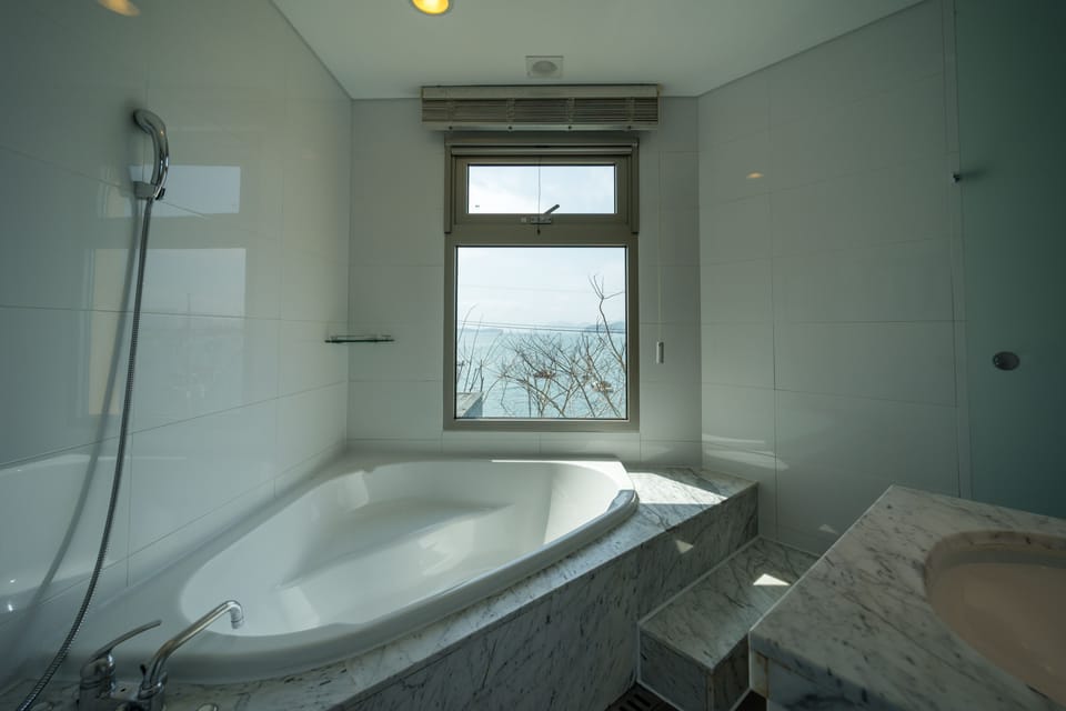 Superior Room | Bathroom | Combined shower/tub, free toiletries, hair dryer, slippers
