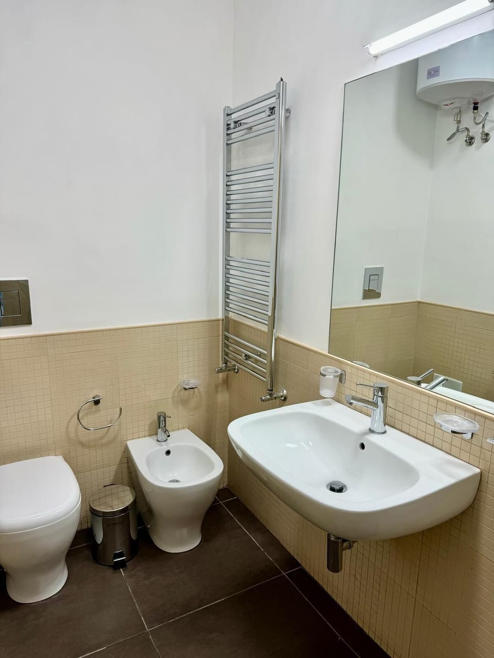 City Room | Bathroom | Hair dryer, bidet