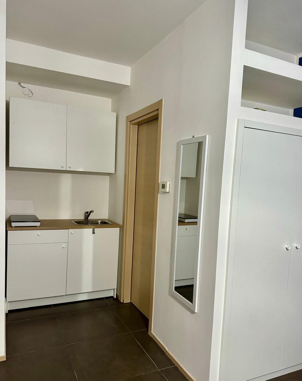 City Room | Private kitchen | Coffee/tea maker, electric kettle, cookware/dishes/utensils