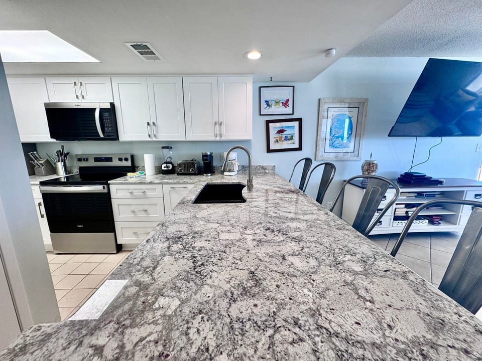Condo, Multiple Beds, Balcony (The Whaler 6C) | Private kitchen