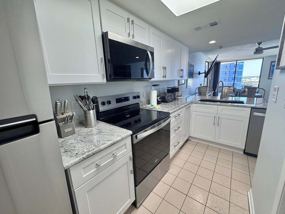 Condo, Multiple Beds, Balcony (The Whaler 6C) | Private kitchen