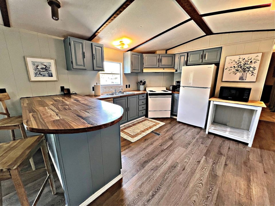 Cottage, Multiple Beds, Patio, Beach View (Oakridge Cottage) | Private kitchen | Coffee/tea maker