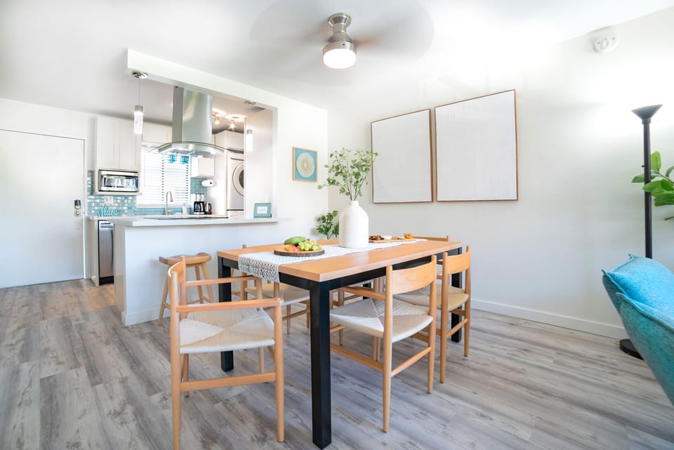 Dining Table comfortably seats 6 people