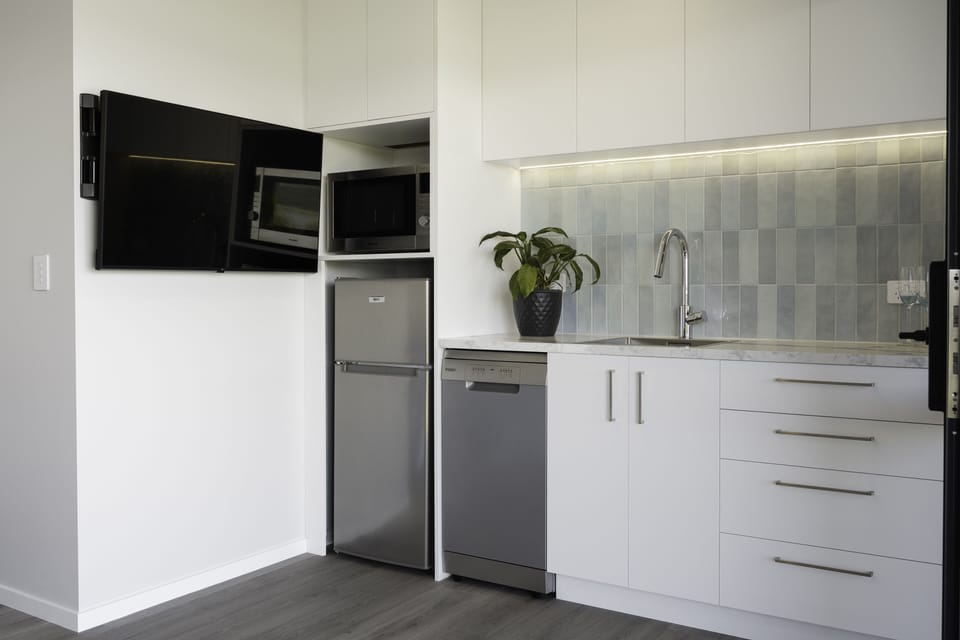 690A Pukehina - Studio - Kitchinette & Swivel TV