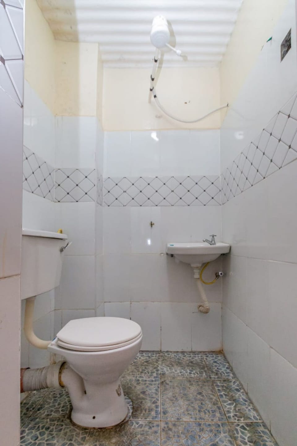 Standard Double Room | Bathroom | Free toiletries, slippers