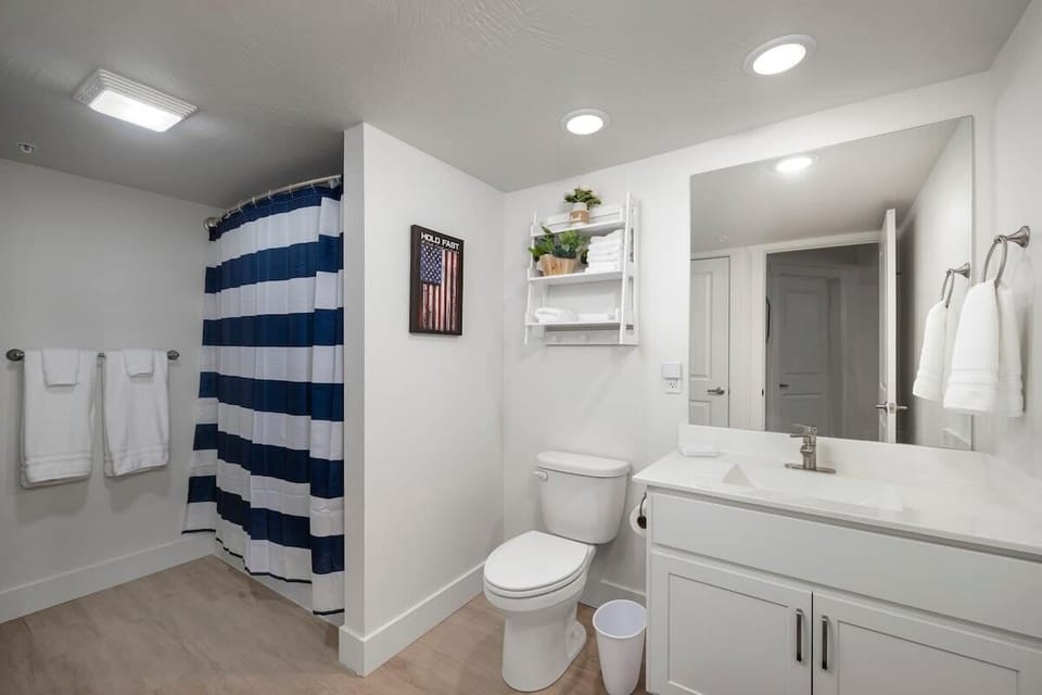 Ensuite bathroom with tub/shower combo supplies plenty of towels for your use.