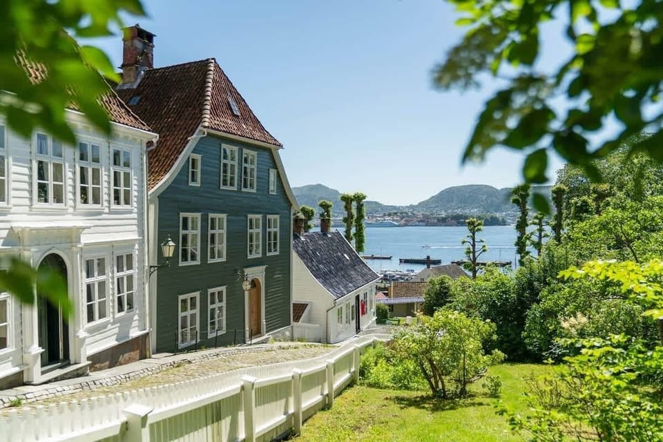 Welcome to Sandviken! "Old Bergen" in Sandviken is a must-visit attraction. Immerse yourself in the stunning architecture and indulge in the rich history of Bergen. It's an experience not to be missed!