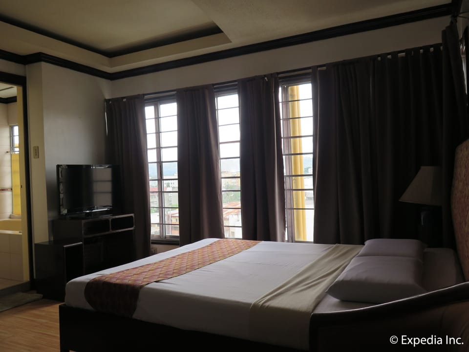 Suite | In-room safe, desk, blackout drapes, free WiFi