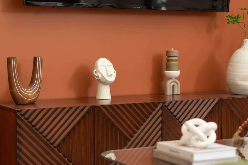 Earthy tones and ethnic decor in the living room, and invitation to travel and exploration