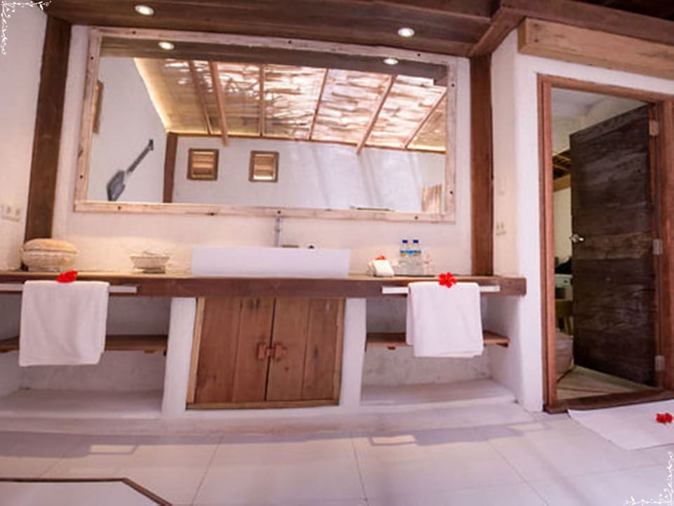 Signature Suite, 1 Bedroom, Garden View, Poolside | Bathroom | Shower, designer toiletries, hair dryer, towels