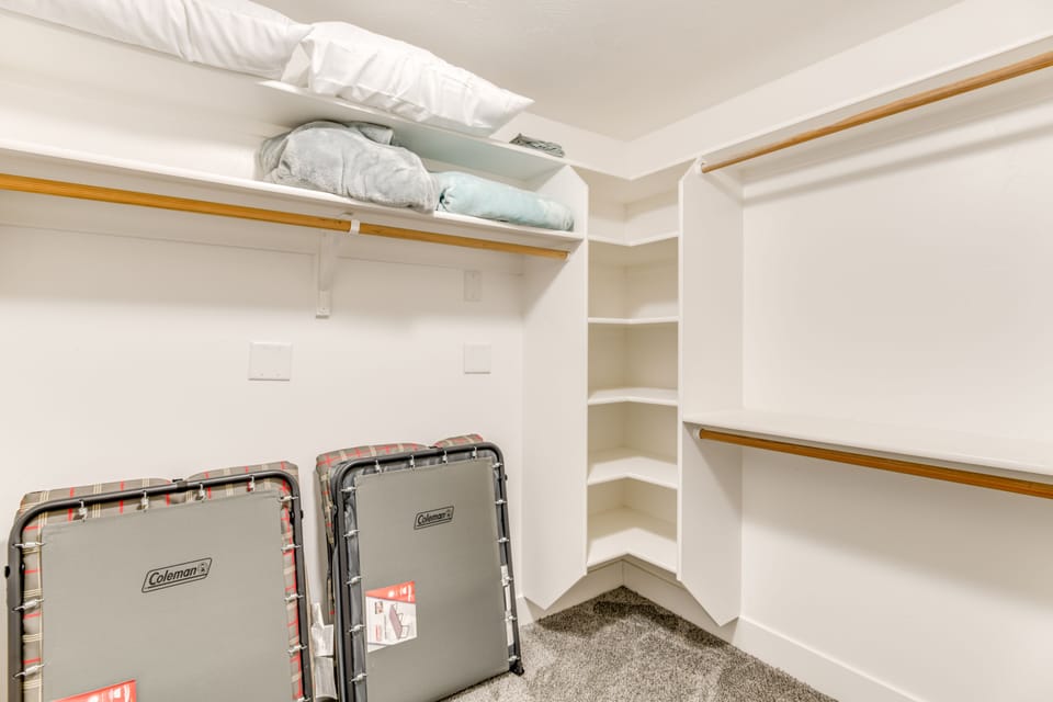 Walk-In Closet | 2 Twin Cots
