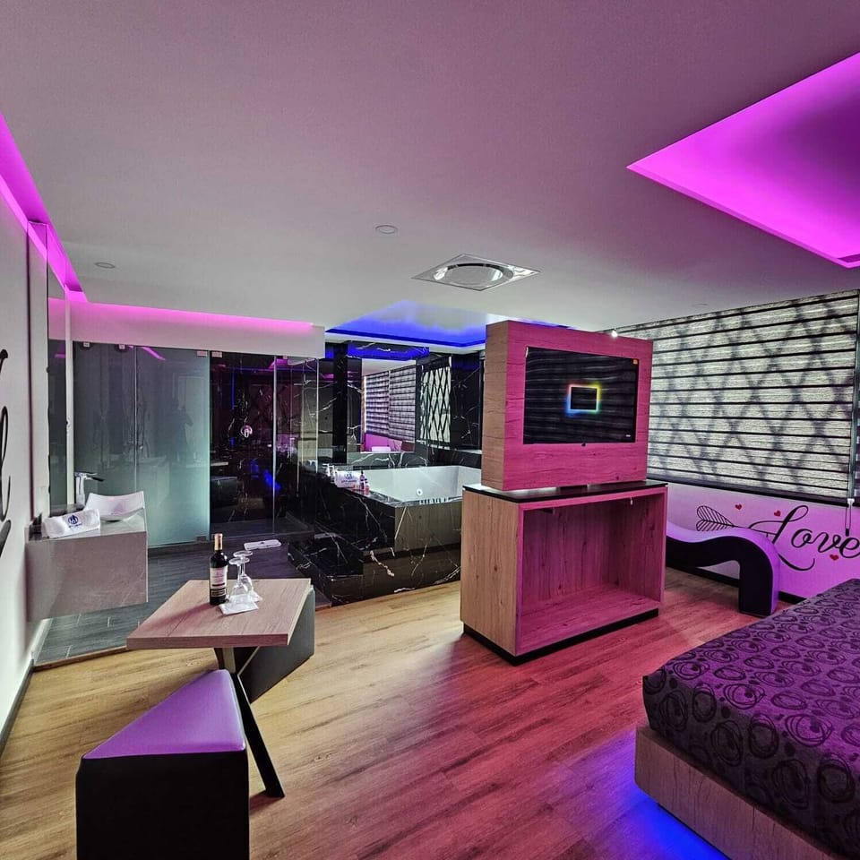 Superior Room, 1 King Bed, Non Smoking | 1 bedroom, individually decorated, individually furnished, free WiFi