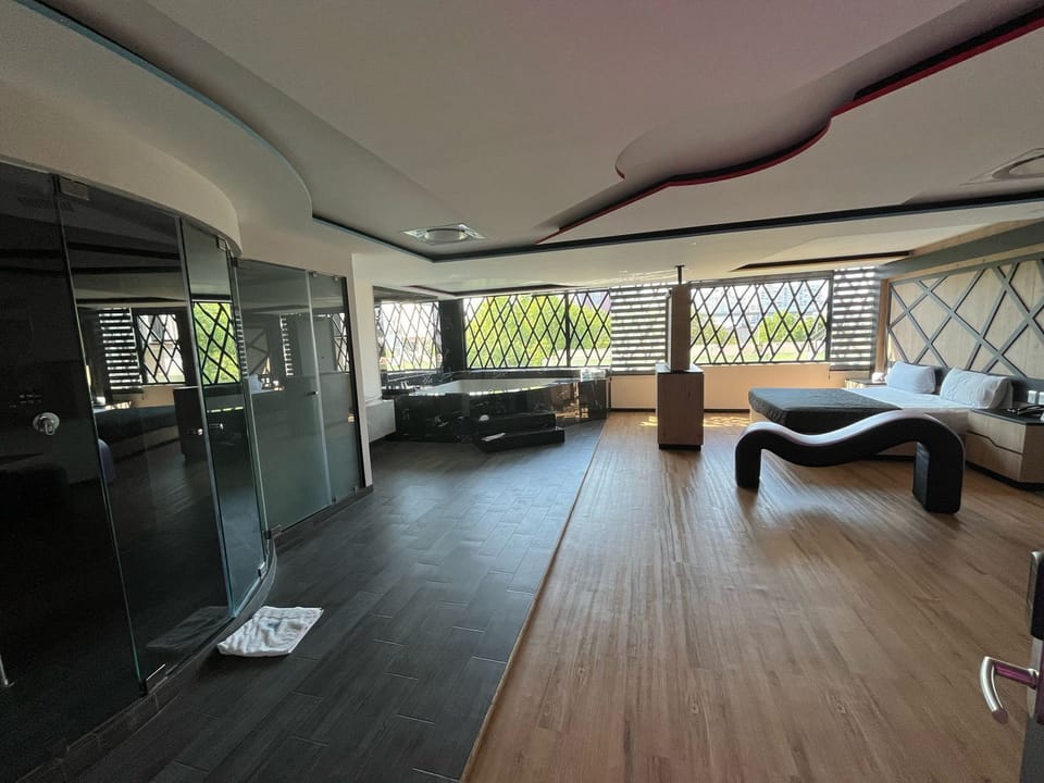 Superior Room, 1 King Bed, Non Smoking | 1 bedroom, individually decorated, individually furnished, free WiFi