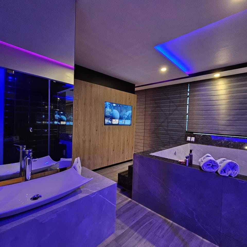 Superior Room, 1 King Bed, Non Smoking | 1 bedroom, individually decorated, individually furnished, free WiFi