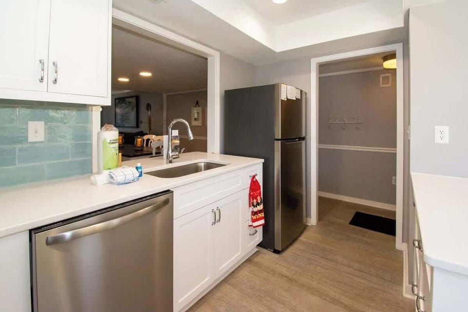 Well-equipped eat in kitchen 