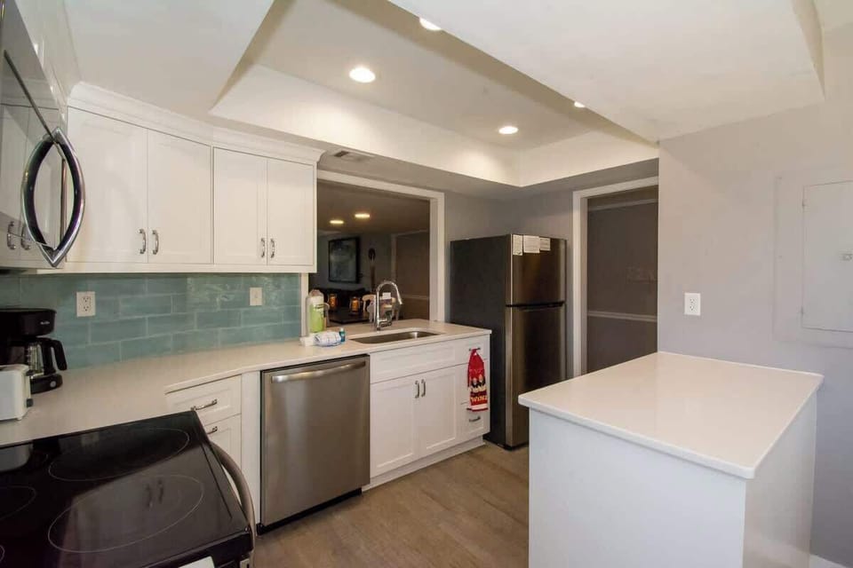 Well-equipped eat in kitchen 