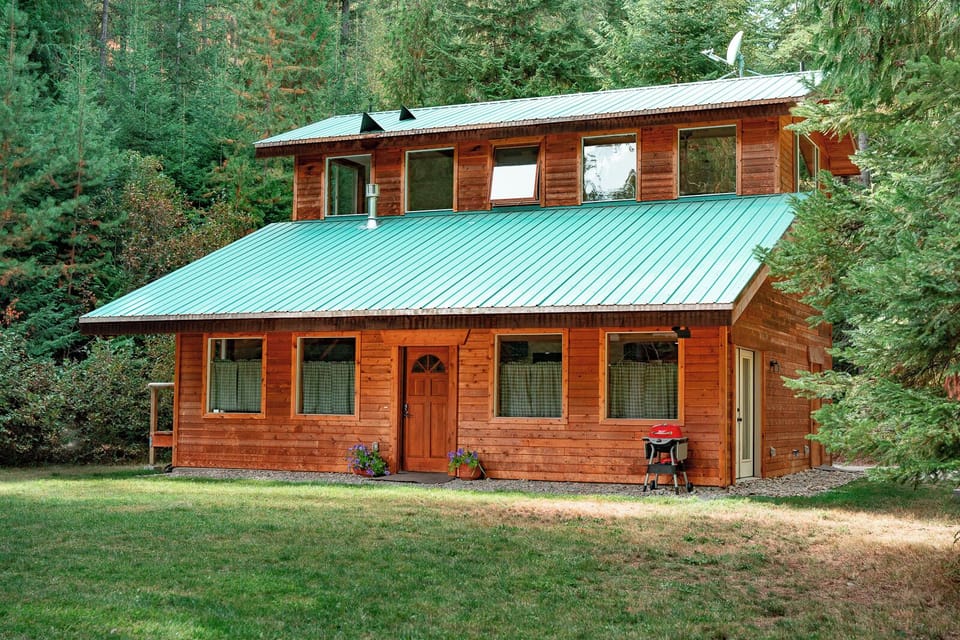 Cedar Cabin near Silverwood Theme Park - Private forest retreat for 5.