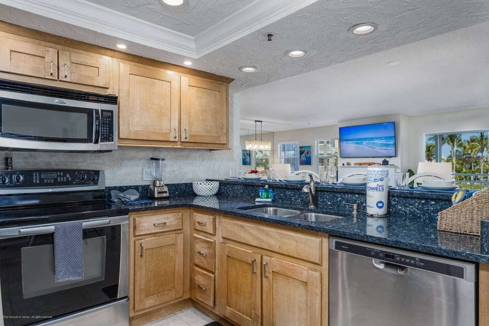 Condo (Siesta Bayside with Bay/Dock Views) | Private kitchen