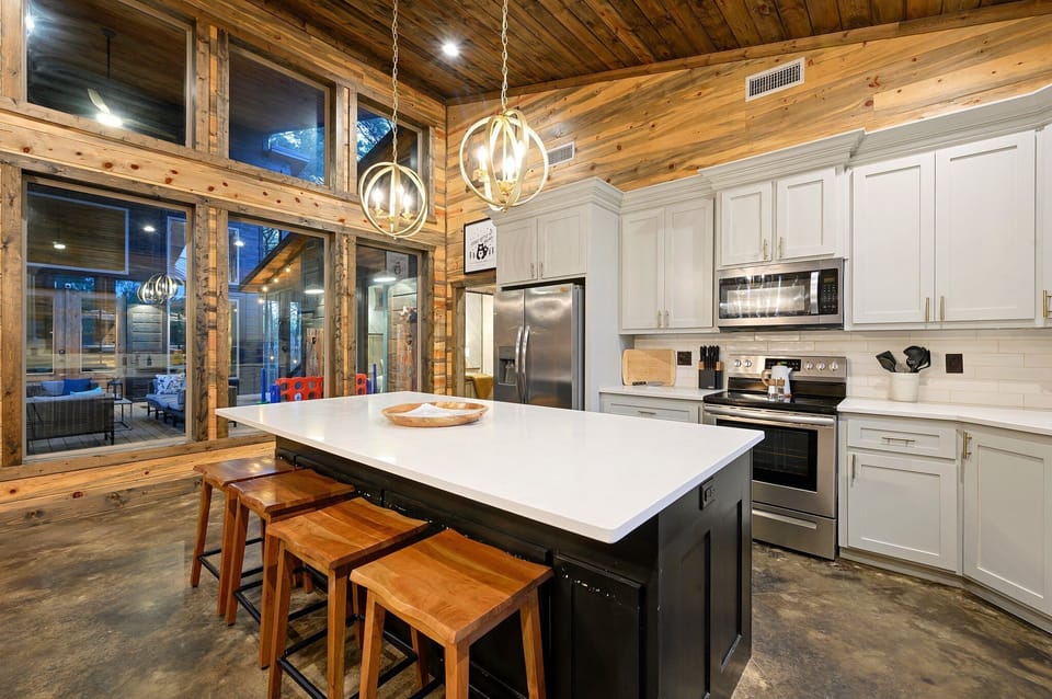 Gourmet Kitchen: Whip up delicious meals in this stylish space with stunning views and modern finishes!