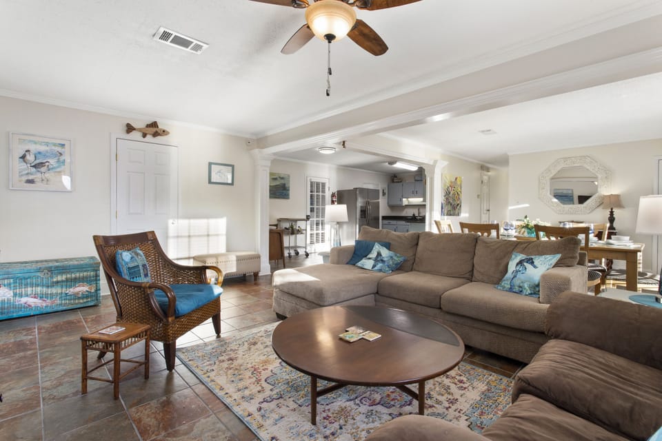 Spacious Living Room 