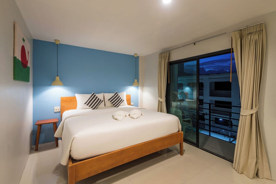 Superior King Balcony | Premium bedding, individually decorated, desk, laptop workspace
