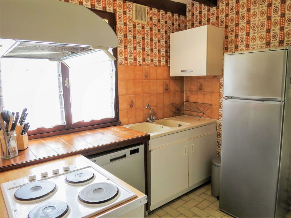 Cabinetry, Countertop, Property, Kitchen Stove, Kitchen Appliance, Gas Stove, Cooktop, Kitchen, Wood, Home Appliance