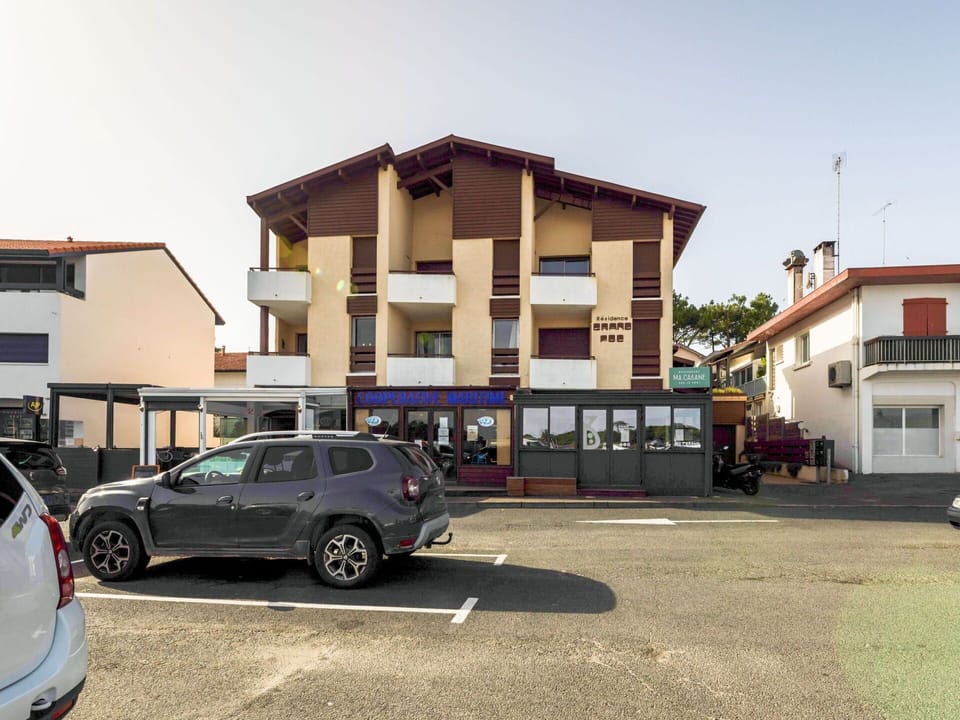 Car, Sky, Wheel, Building, Vehicle, Window, House, Motor Vehicle
