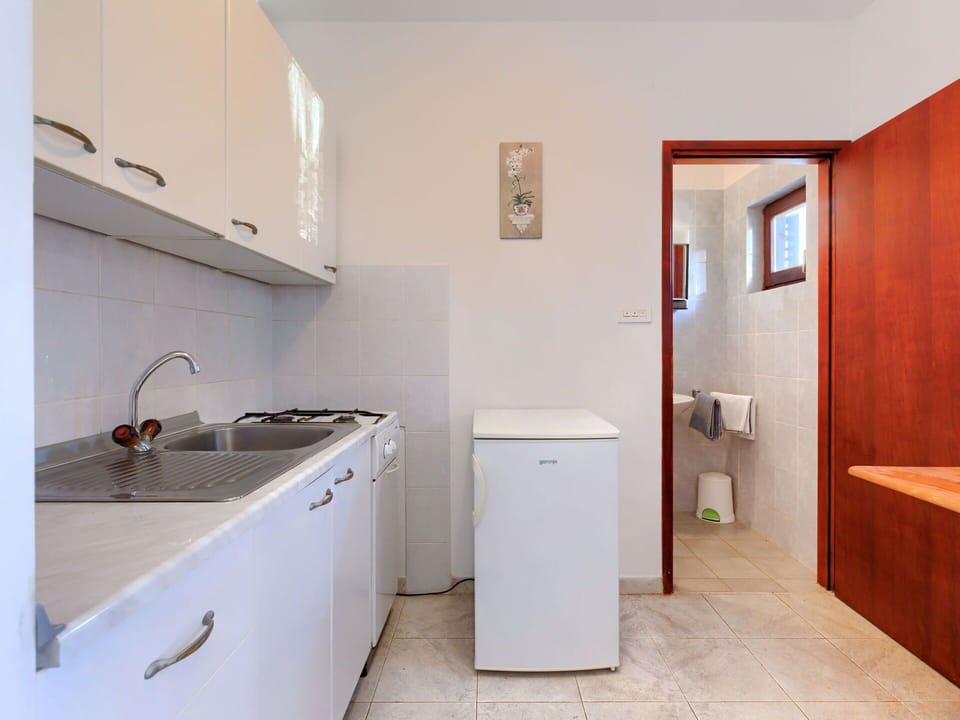 Cabinetry, Kitchen Sink, Sink, Building, Tap, Wood, Interior Design, Floor, Flooring, Wall