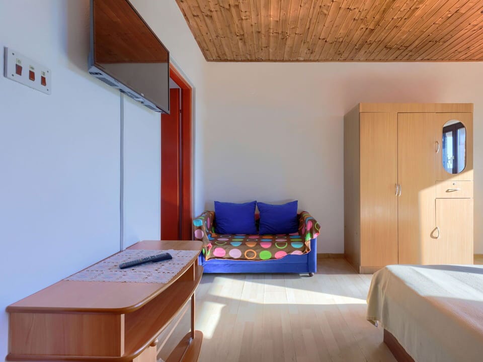 Furniture, Property, Comfort, Wood, House, Cabinetry, Building, Interior Design, Bed Frame, Floor