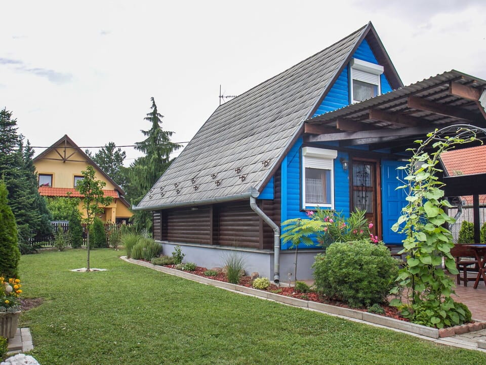 Plant, Sky, Cloud, Building, Window, House, Tree, Land Lot, Neighbourhood, Wood
