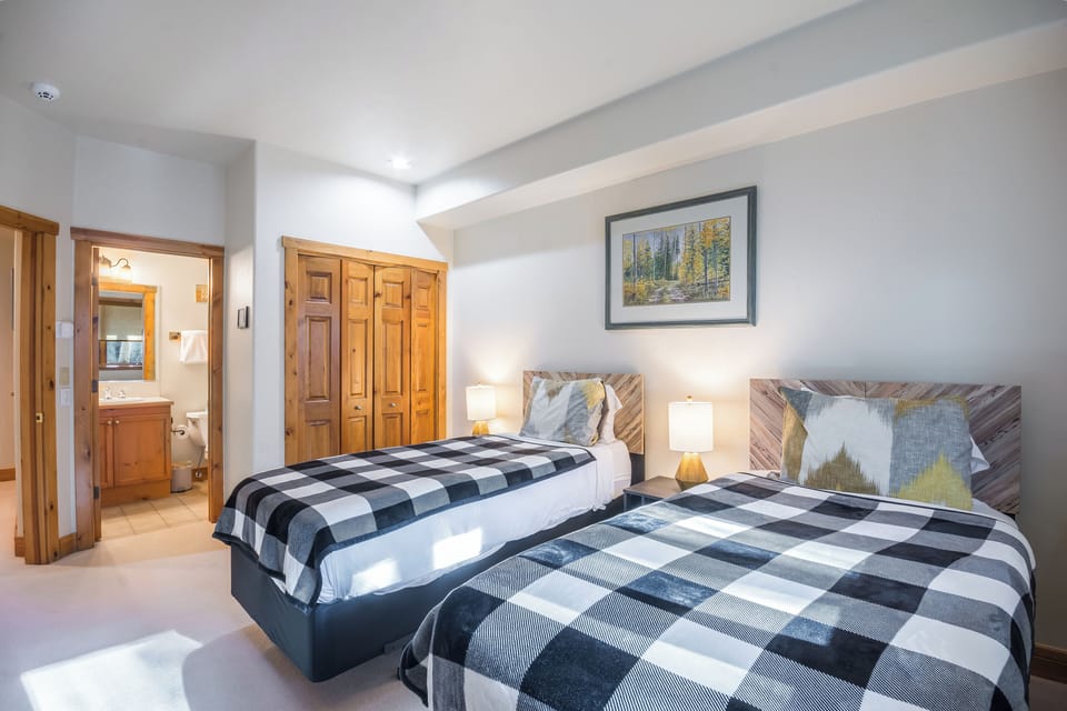 Twin Bedroom - Lower Level