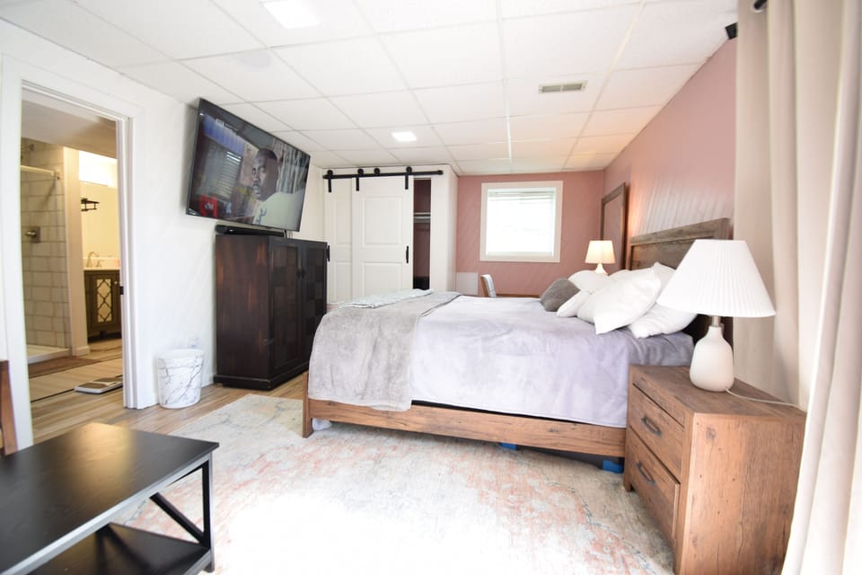Spacious bedroom. Connected to full bathroom