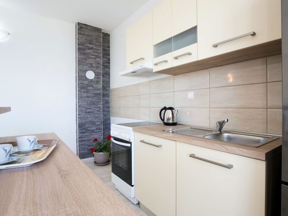 Tap, Kitchen Sink, Cabinetry, Countertop, Plumbing Fixture, Furniture, Sink, Building, Kitchen, Wood