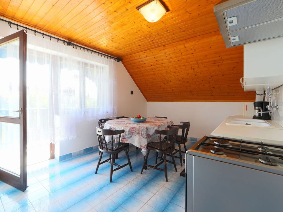 Property, Cabinetry, Gas Stove, Interior Design, Table, Wood, Lighting, Kitchen Appliance, Architecture, Kitchen Stove