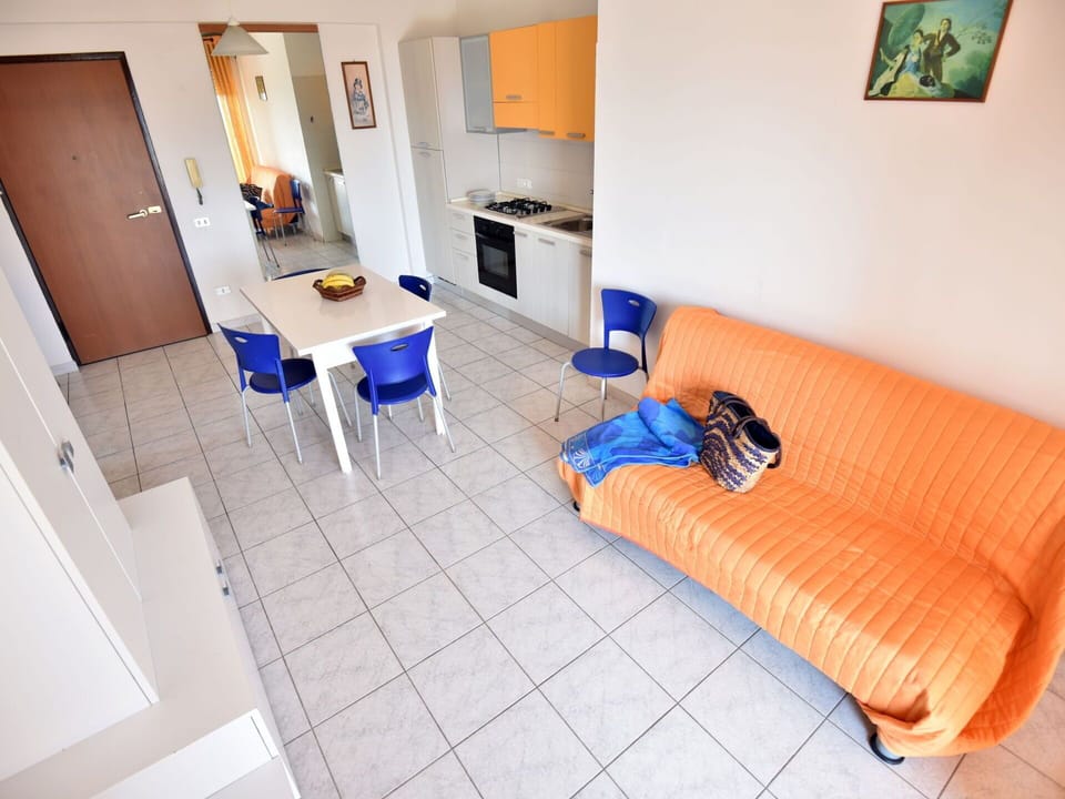 Furniture, Property, Couch, Comfort, Building, Textile, Interior Design, Pillow, Flooring, Studio Couch